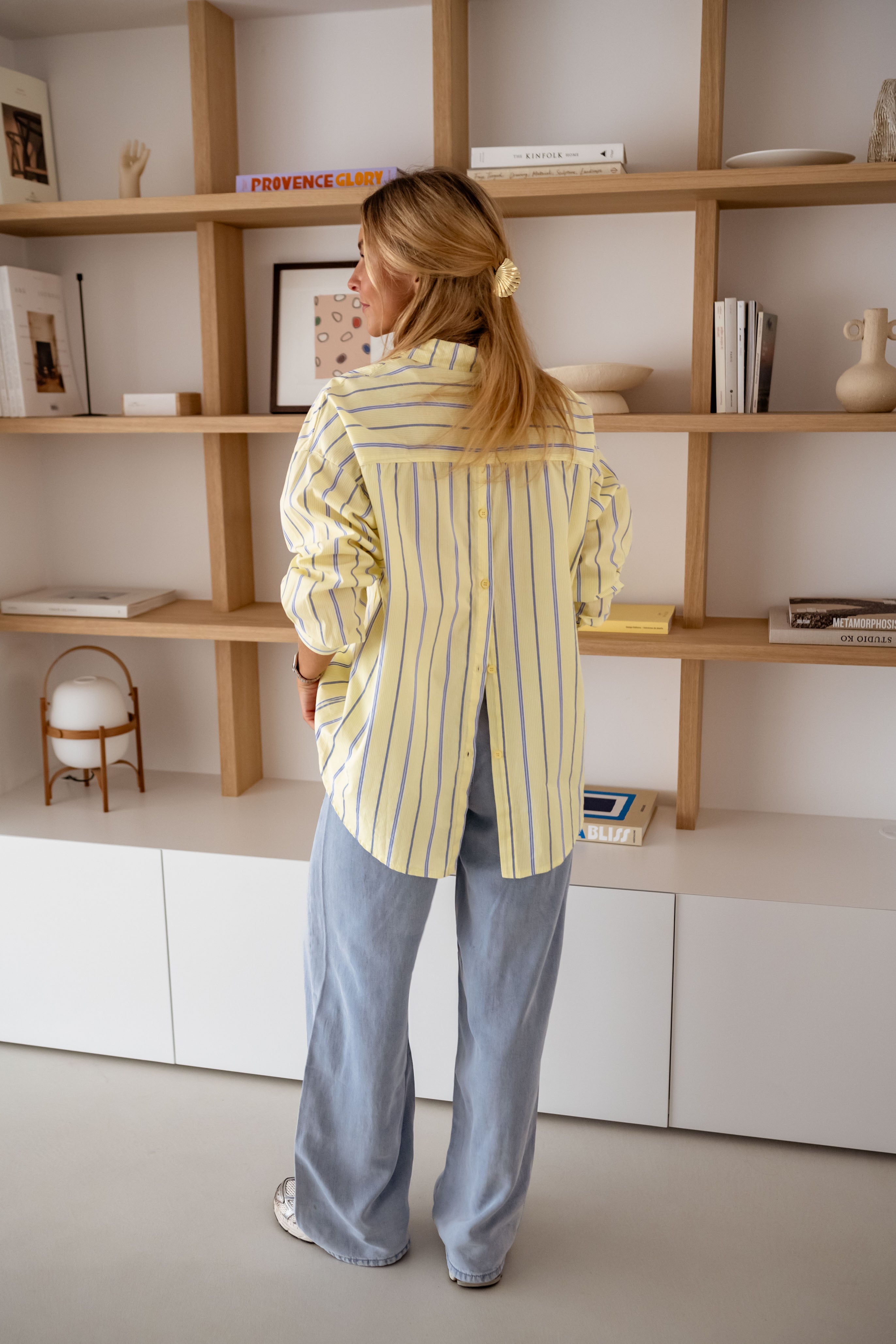 Chemise jaune à rayures joyeuses