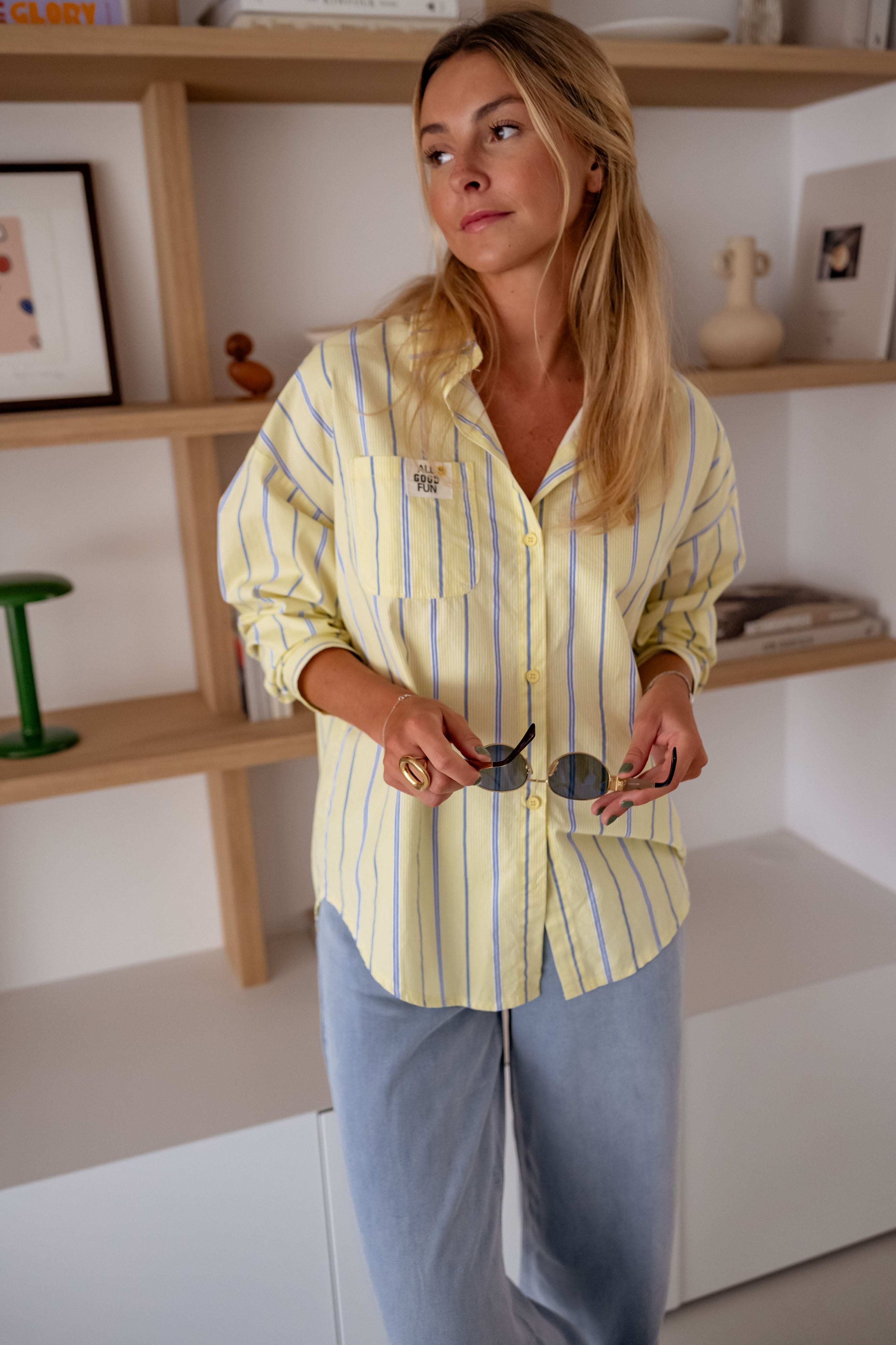 Chemise jaune à rayures joyeuses