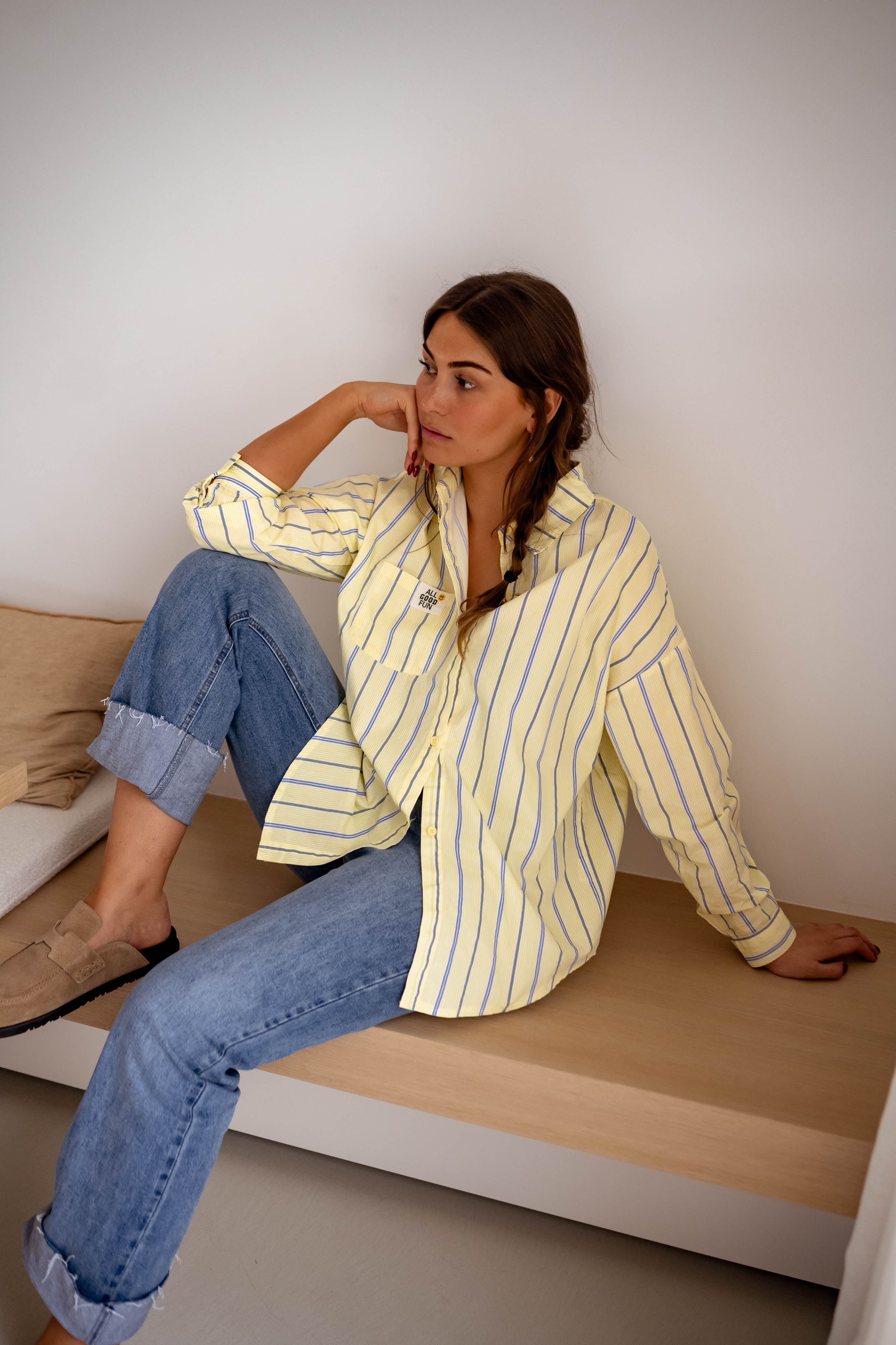 Chemise jaune à rayures joyeuses