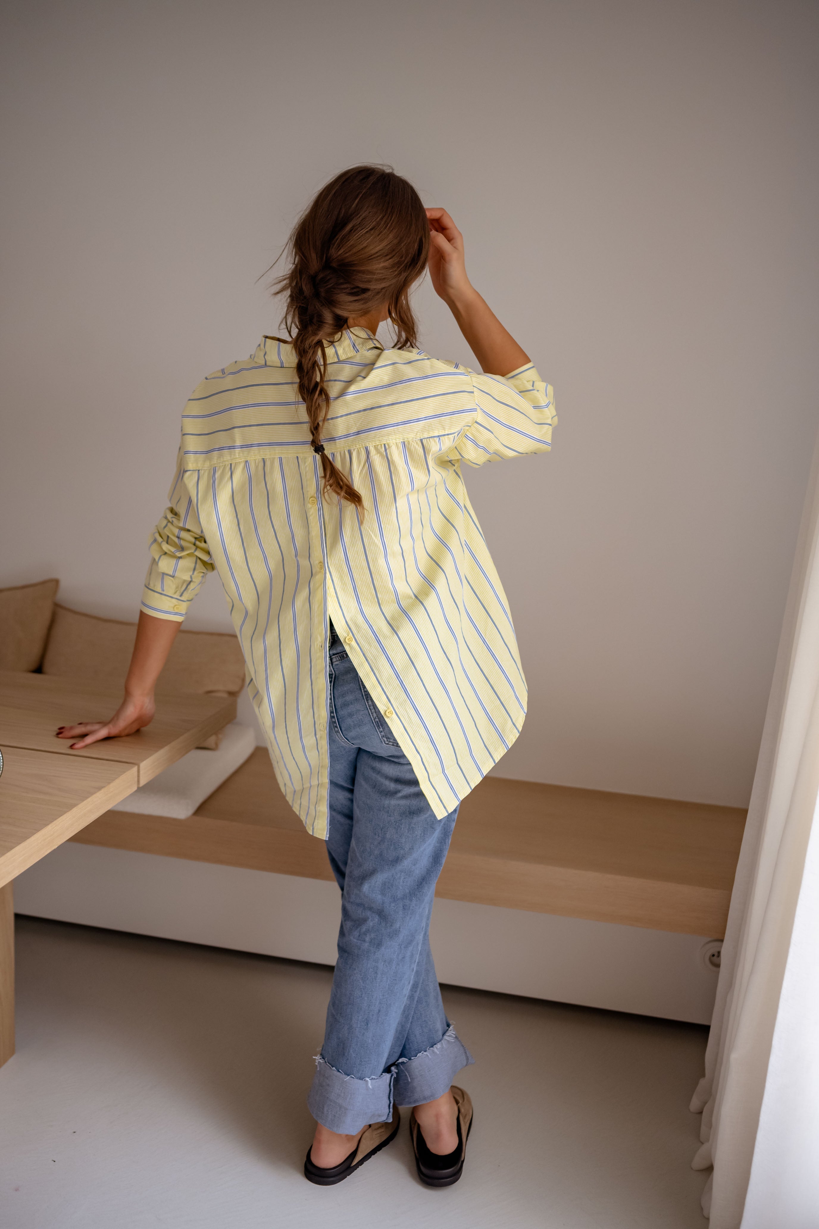 Chemise jaune à rayures joyeuses