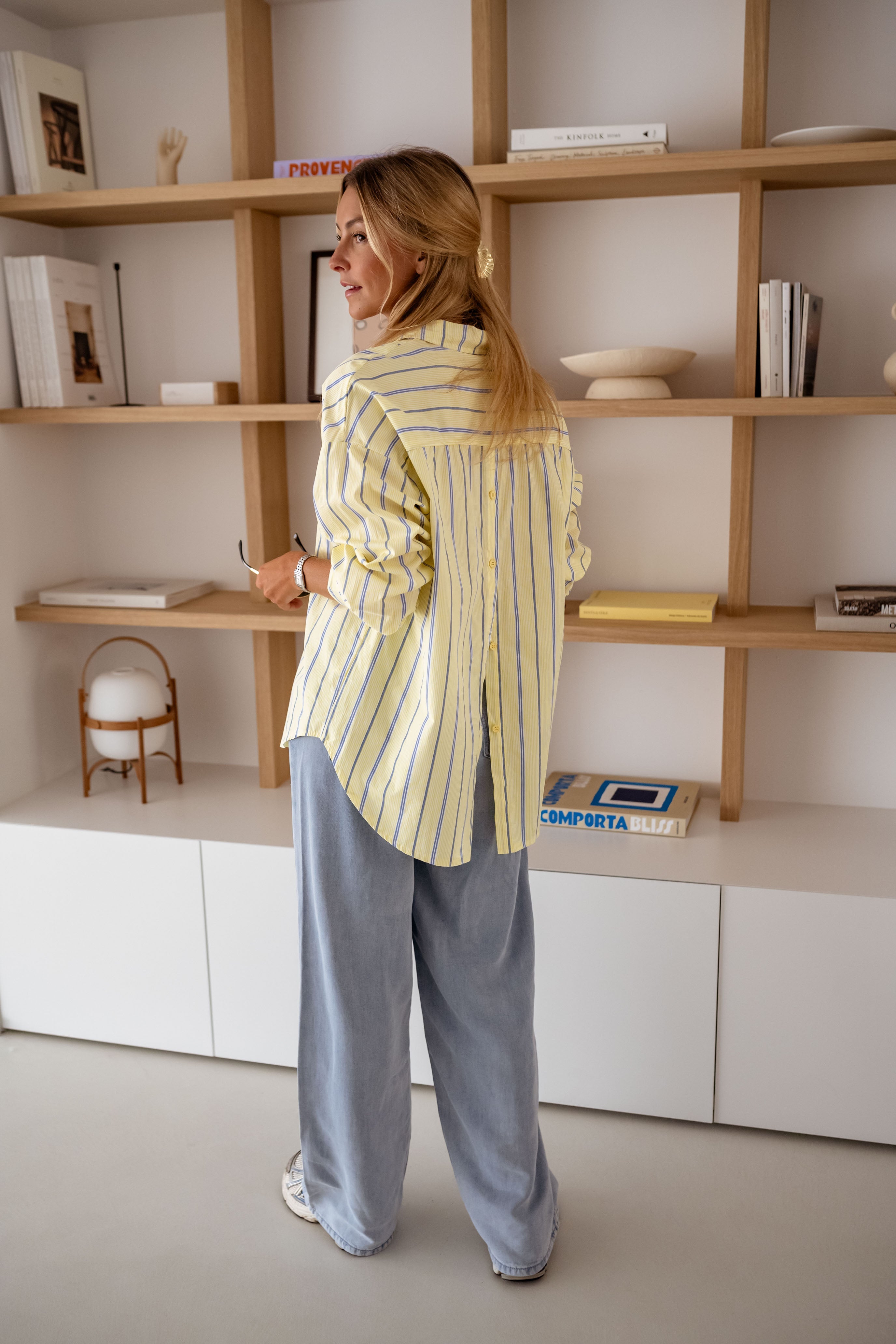 Chemise jaune à rayures joyeuses