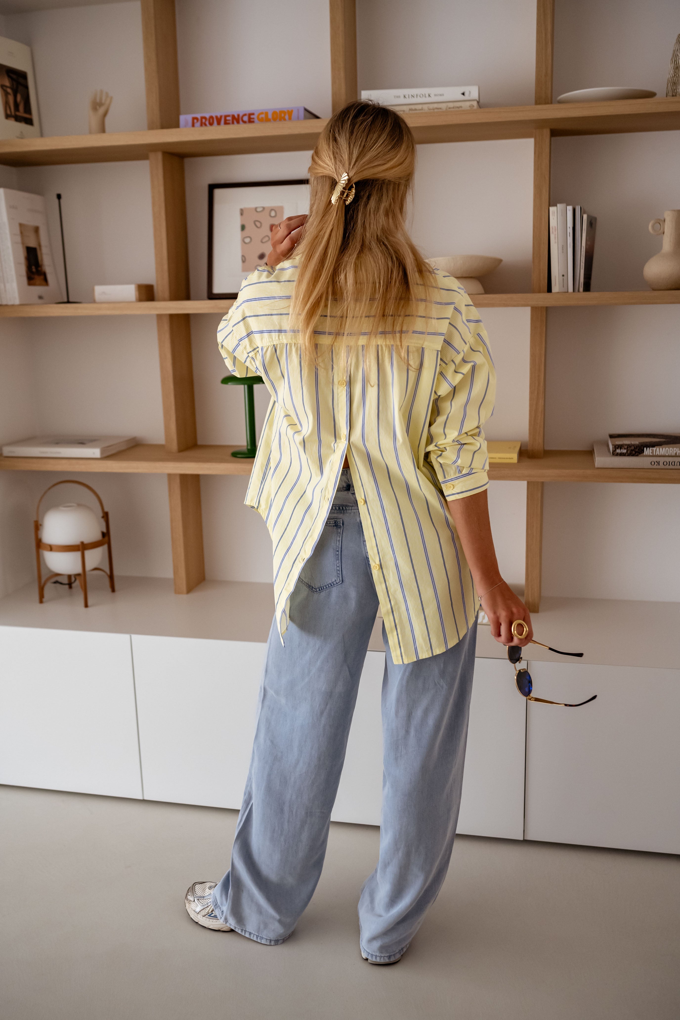 Chemise jaune à rayures joyeuses