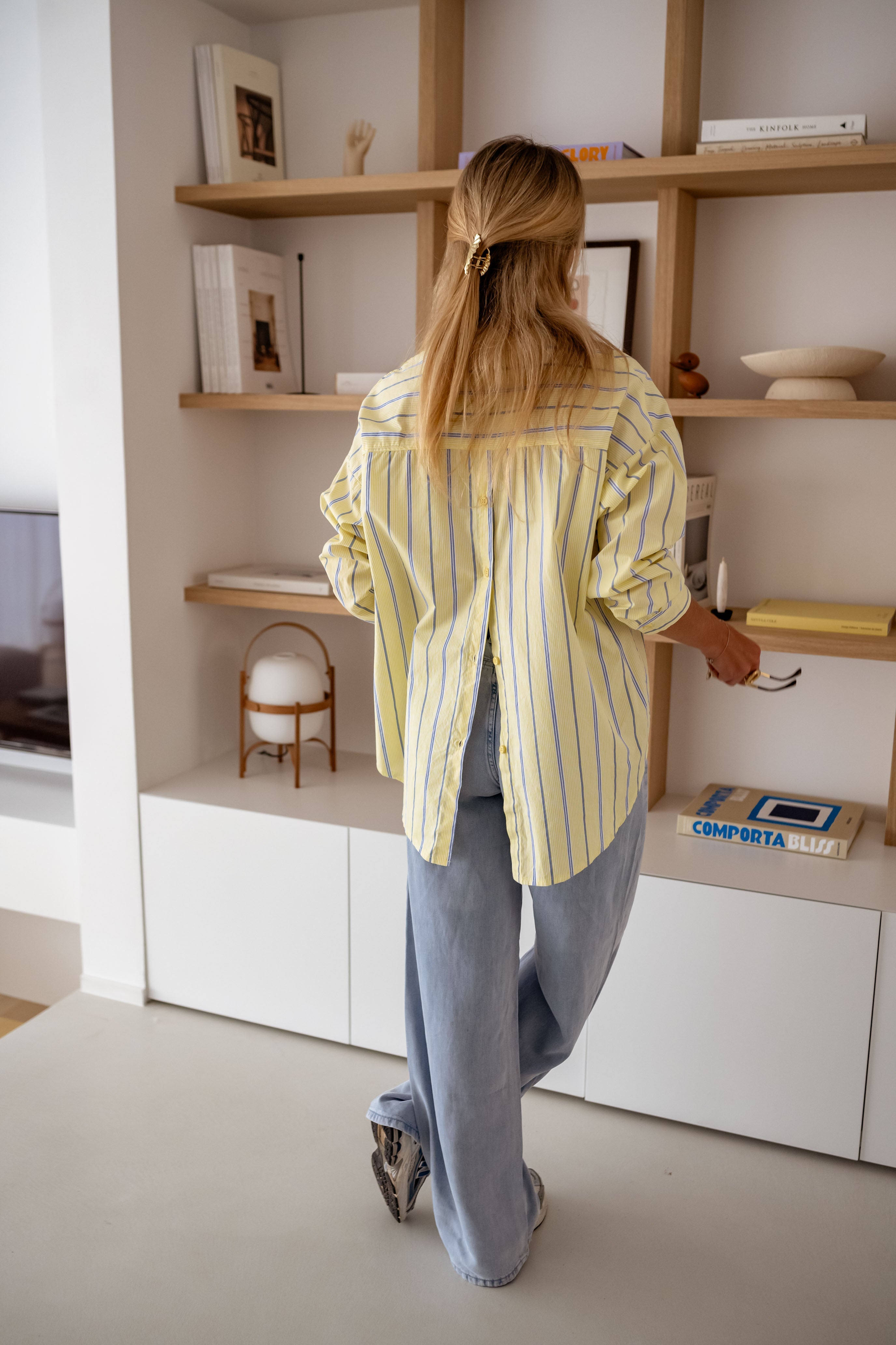 Chemise jaune à rayures joyeuses