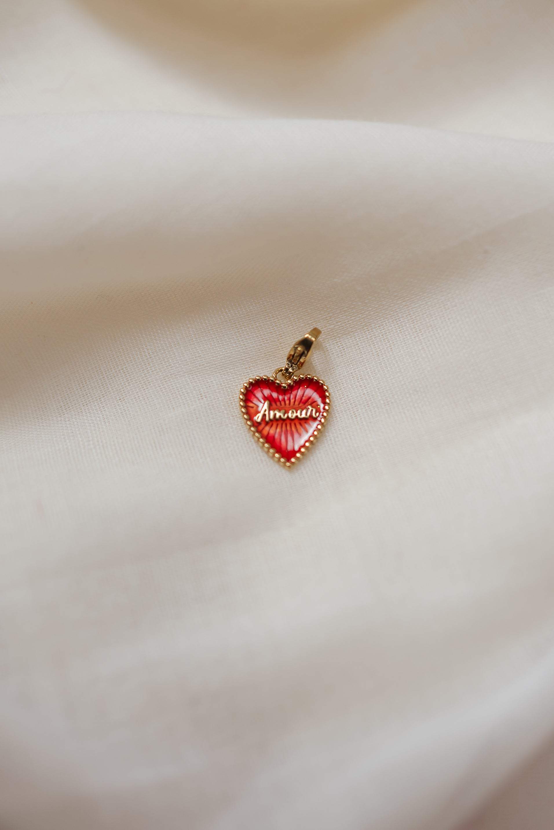 Pendentif coeur rouge et or