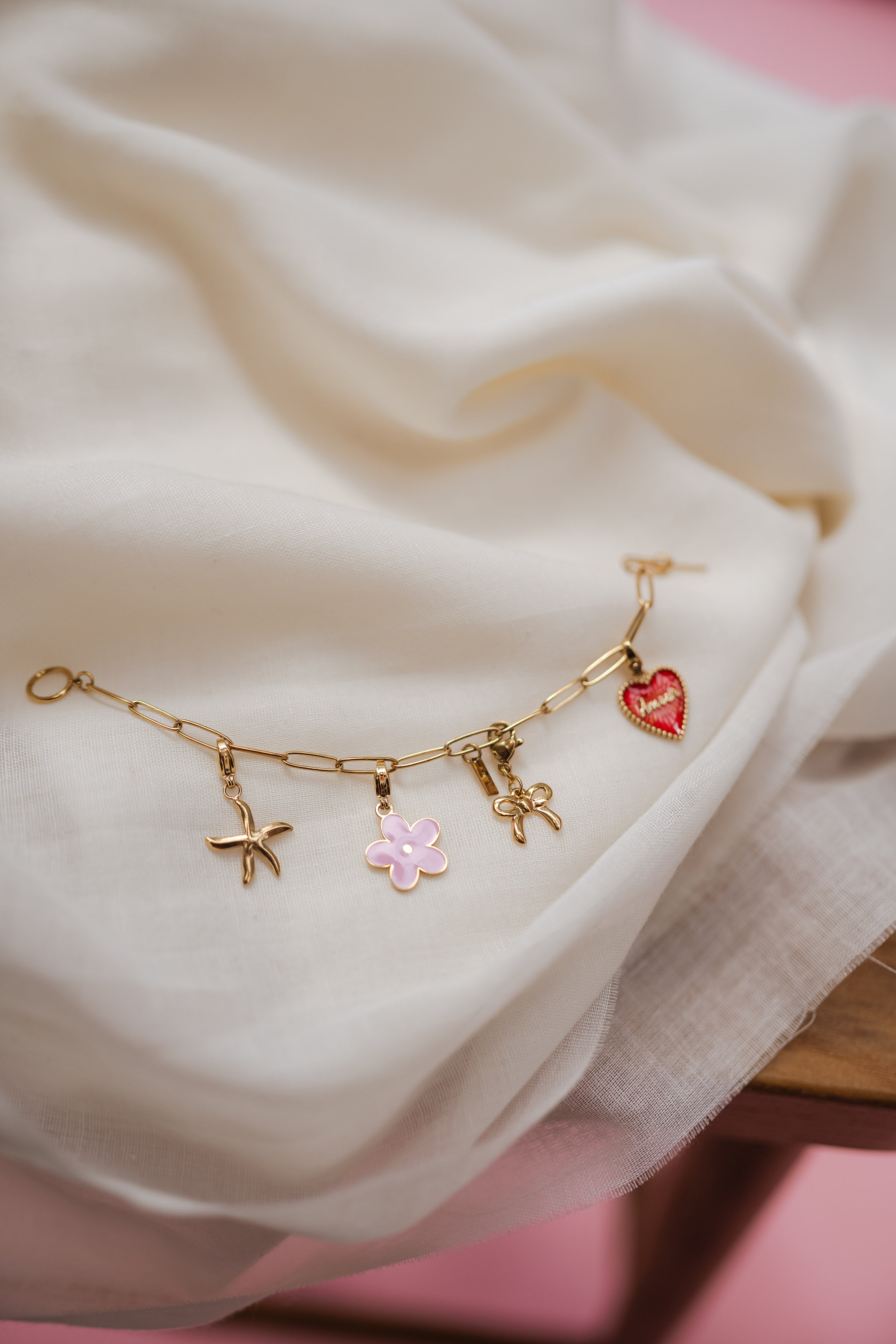 Pendentif fleur dorée et rose