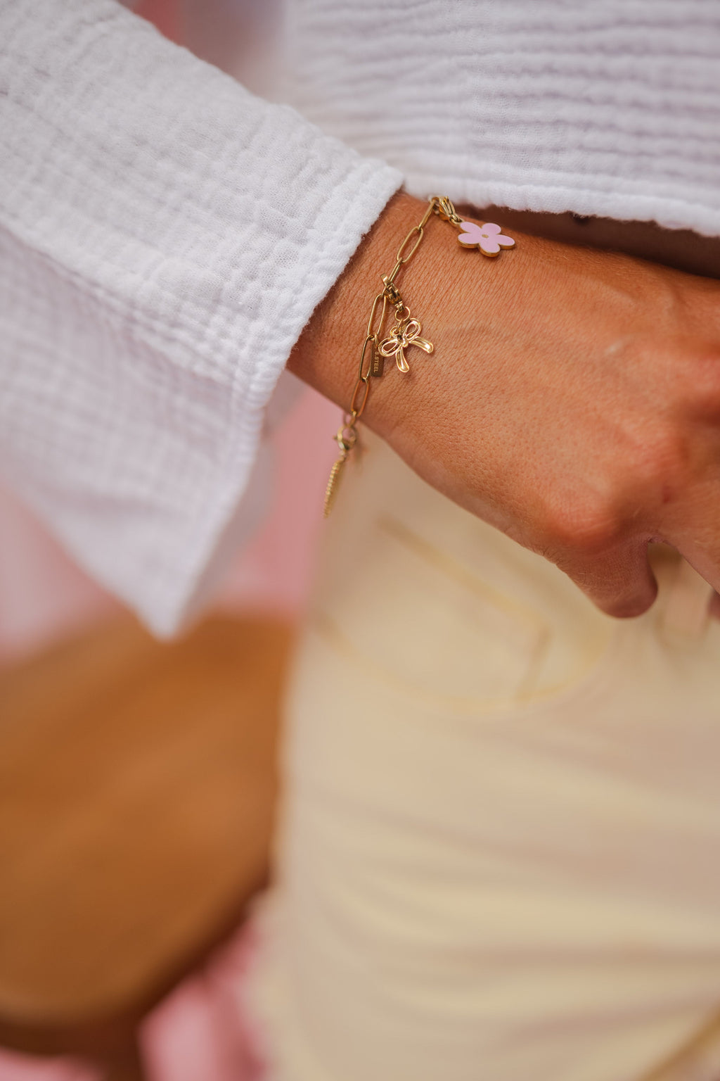 Pendentif fleur dorée et rose