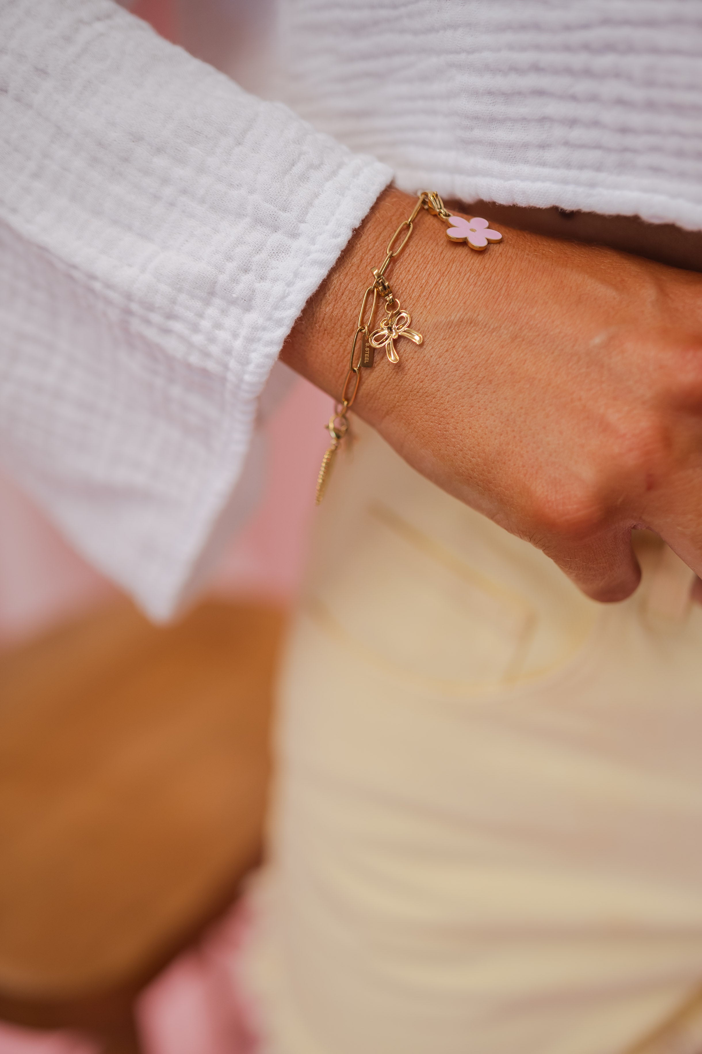 Pendentif fleur dorée et rose