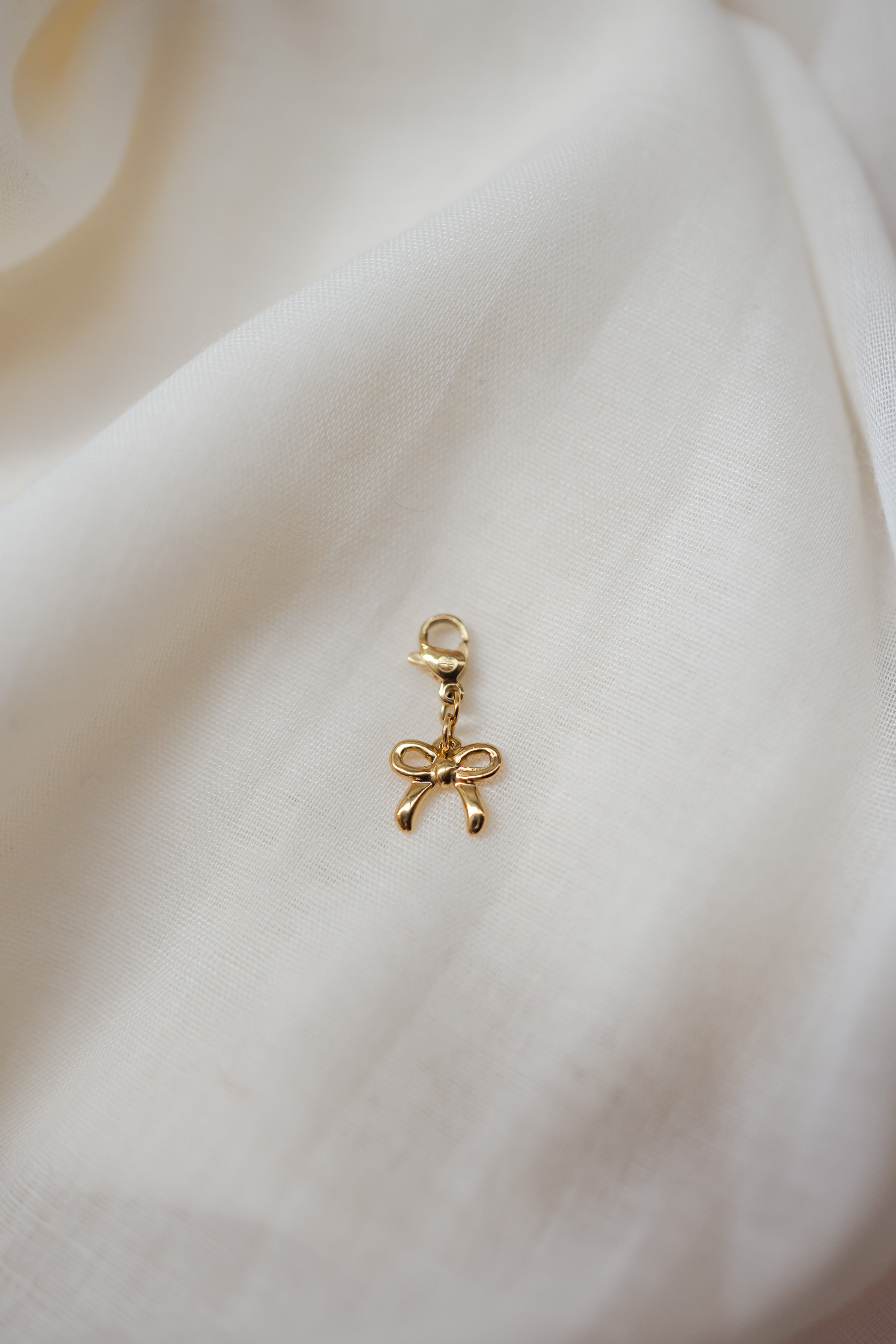 Pendentif nœud doré