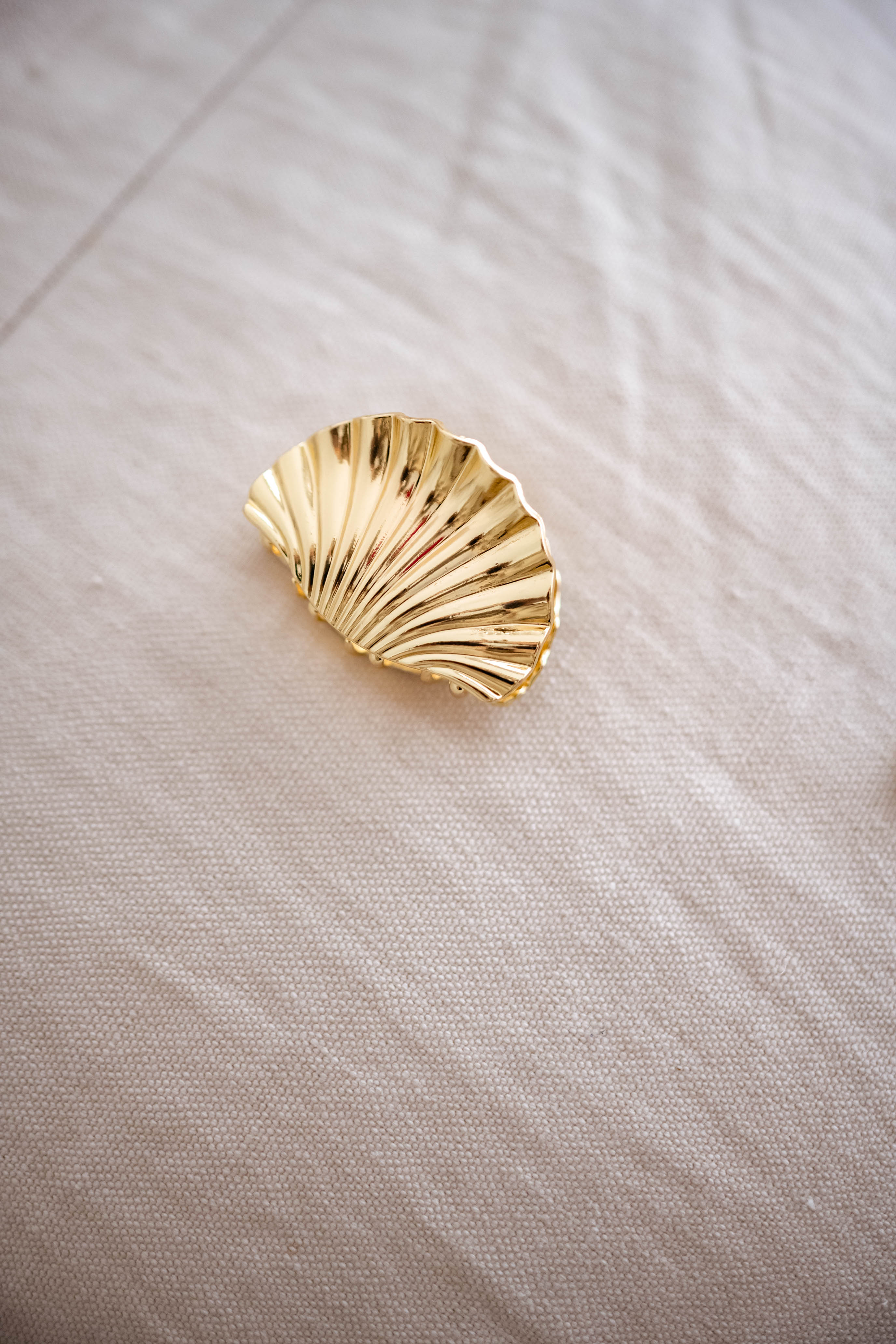 Pince à cheveux coquillage doré