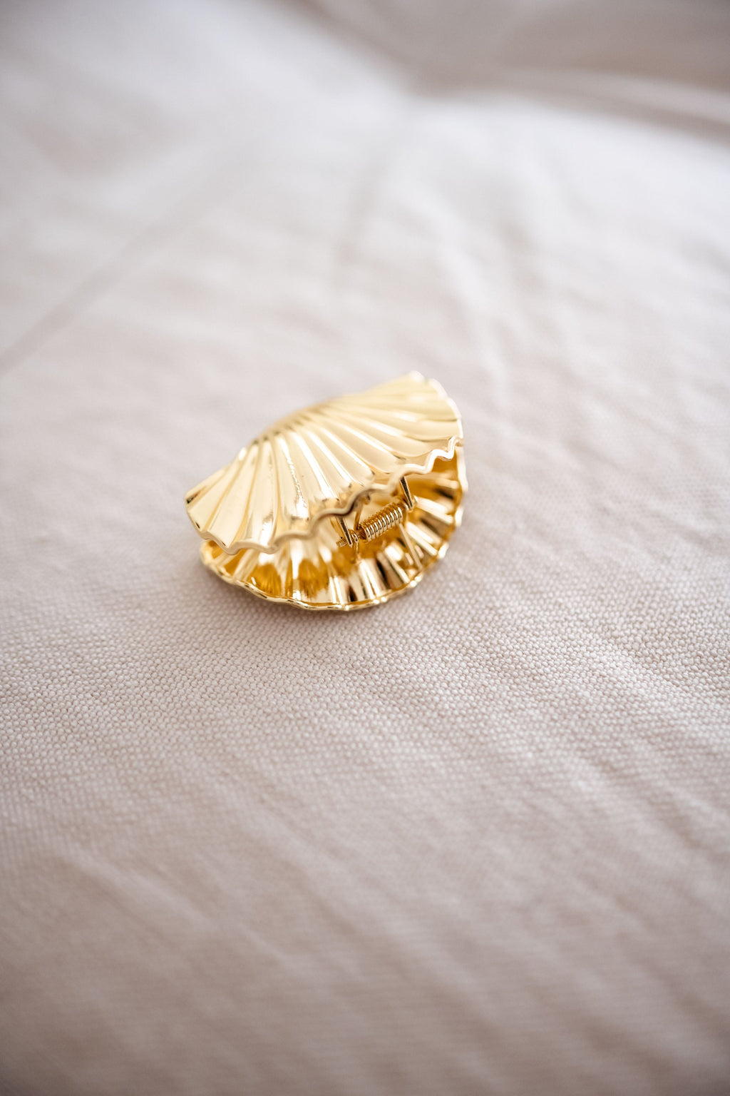 Pince à cheveux coquillage doré