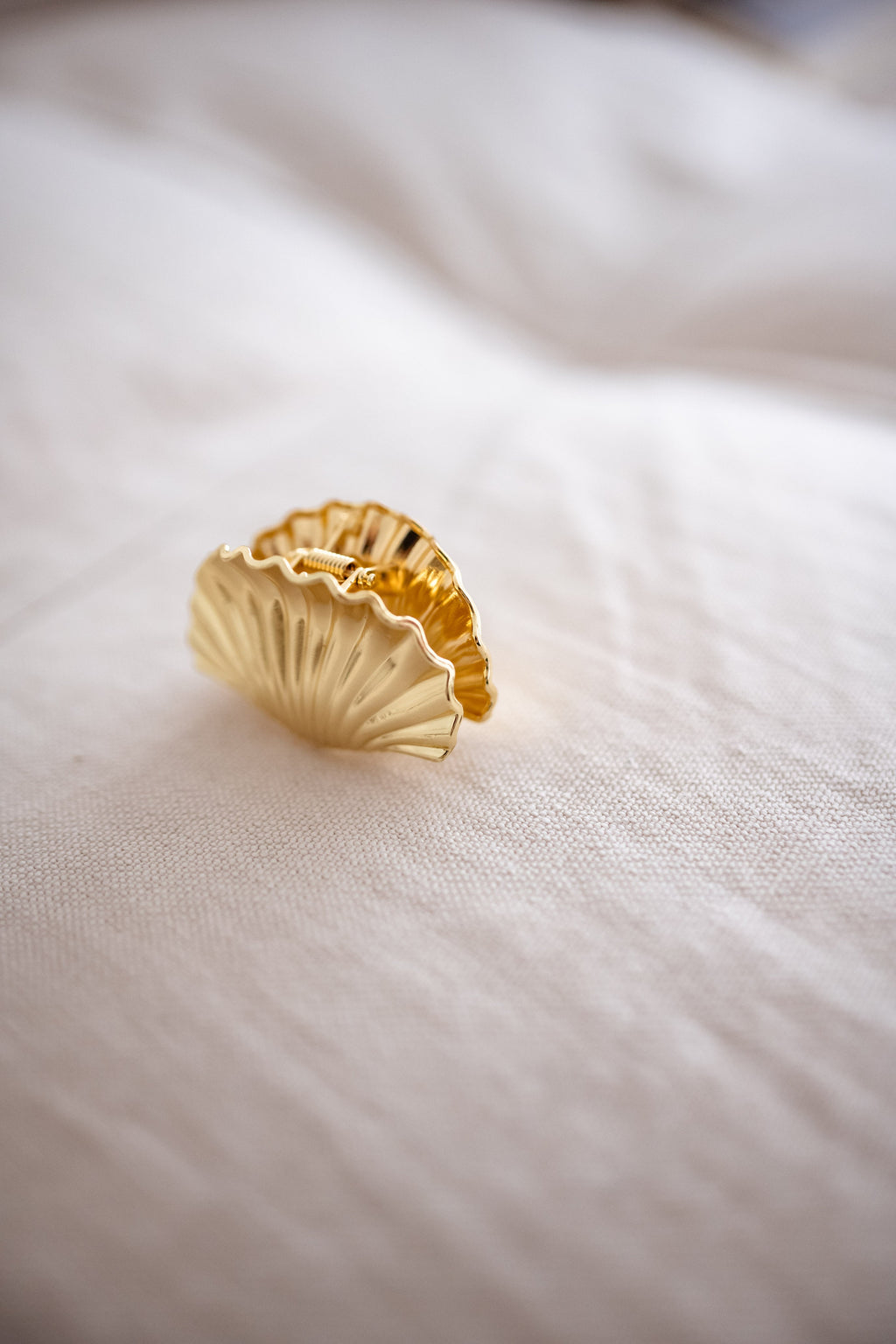 Pince à cheveux coquillage doré