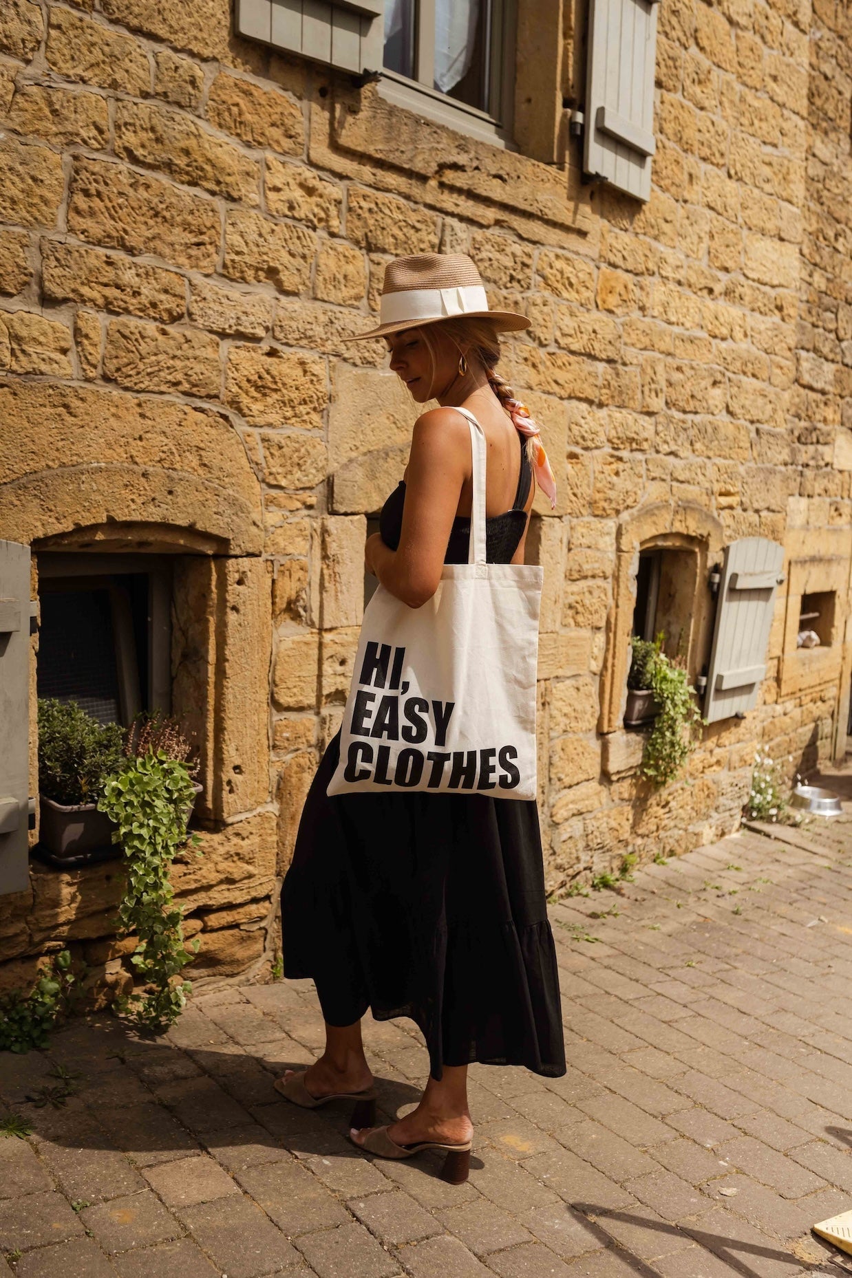 Sac fourre-tout beige et noir facile à transporter