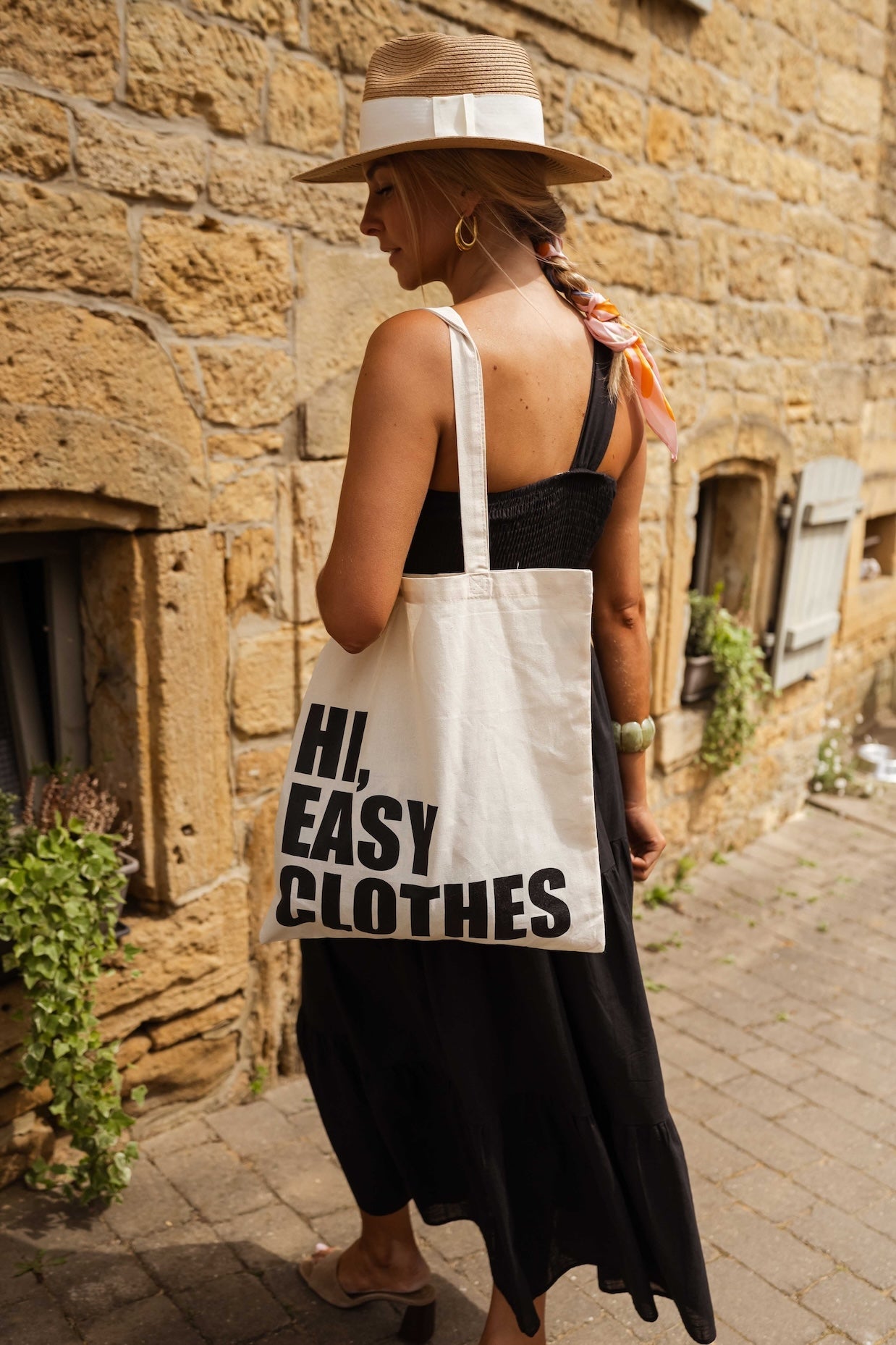 Sac fourre-tout beige et noir facile à transporter