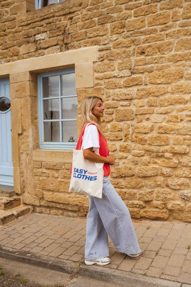 Sac fourre-tout bleu et rouge facile à transporter