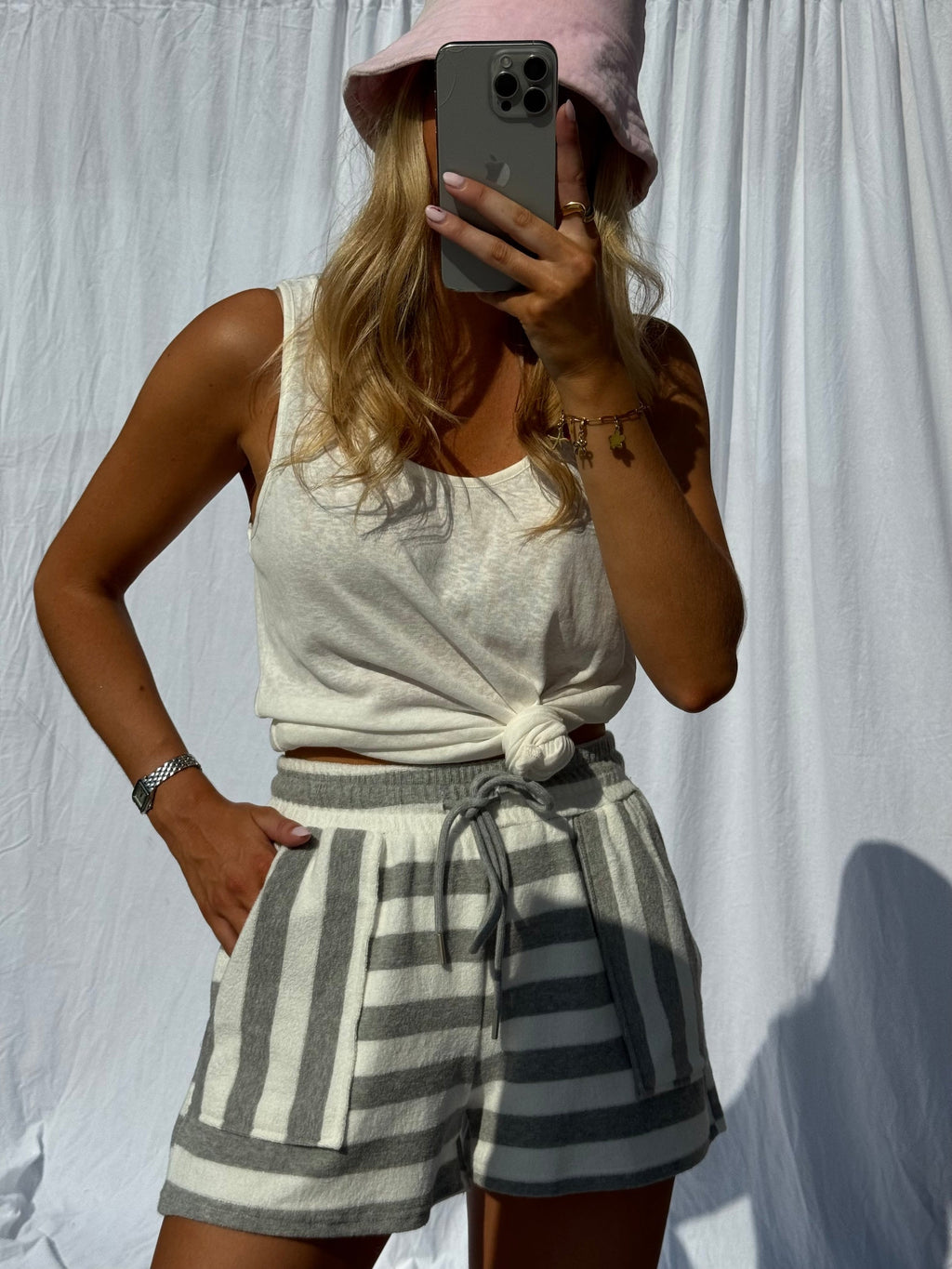 Short de camion gris et blanc