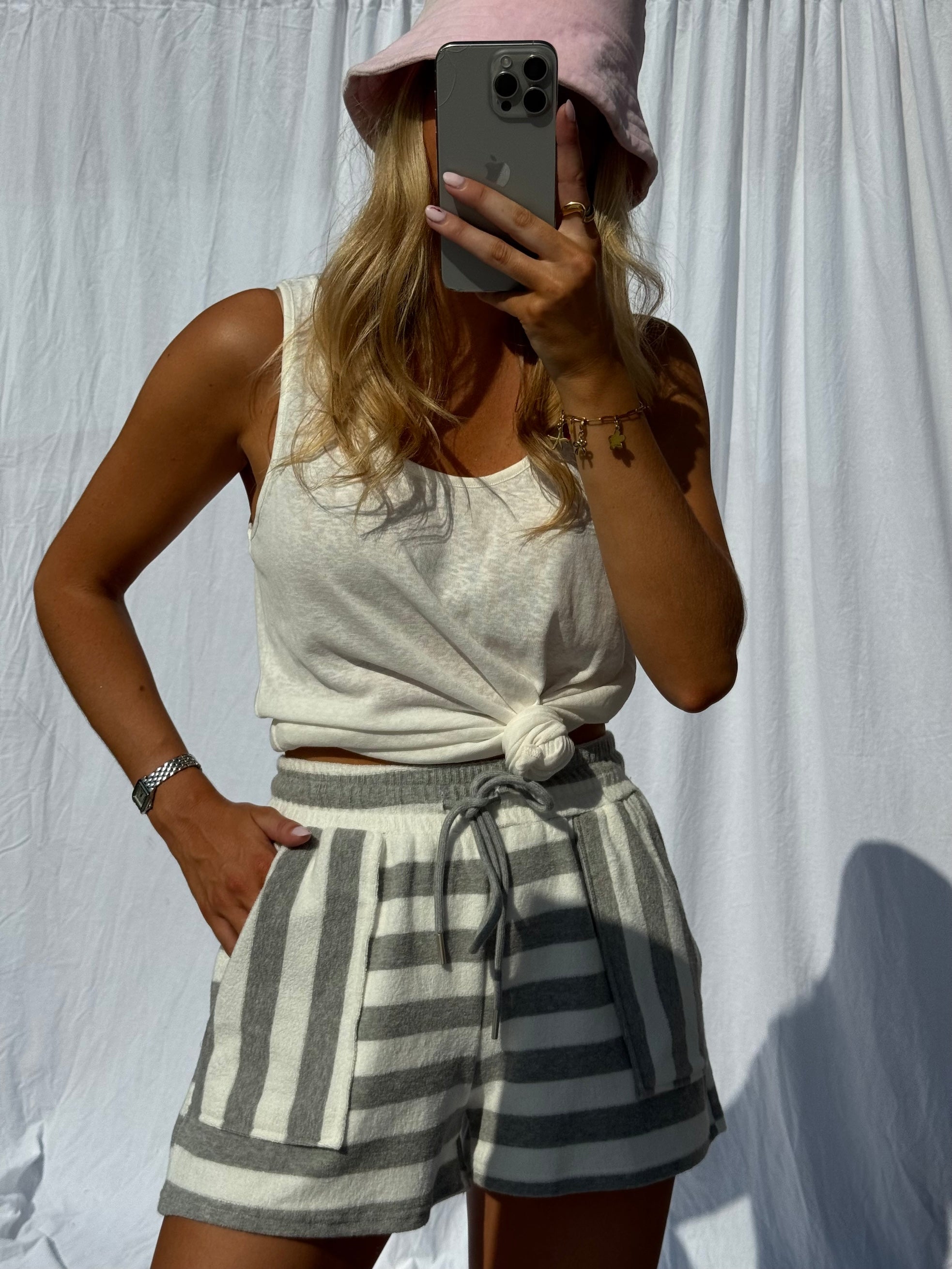 Short de camion gris et blanc